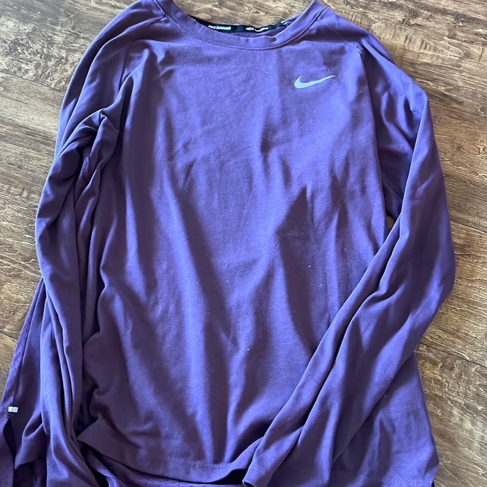Great condition womens Nike long sleeve shirt. Size medium.